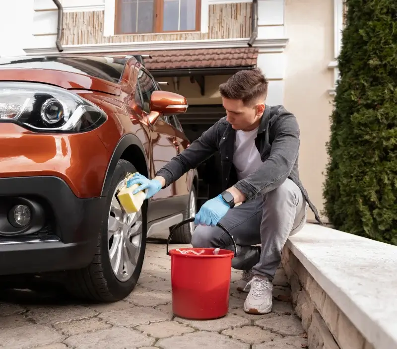 Lavage auto à domicile Noyers-Pont-Maugis : professionnel intervenant sur un véhicule